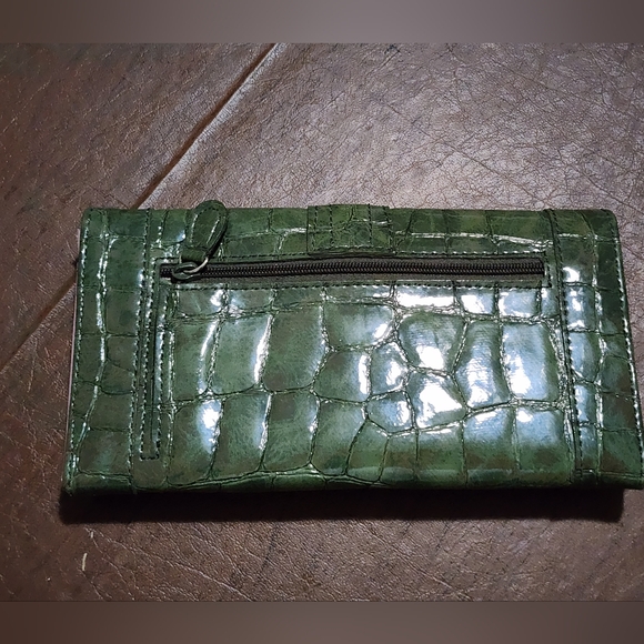 Green Crocodile-Embossed Women's Clutch / Wallet - Picture 2 of 6